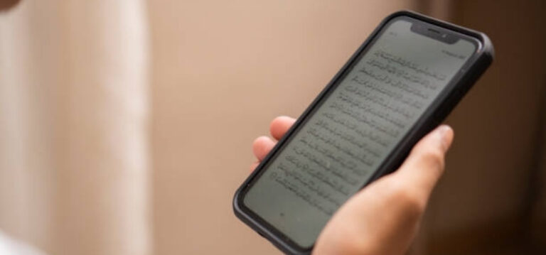 Al-Qur’an Sudah Digital, Ibadah Jadi Ringan atau Justru Kita Makin Lalai?